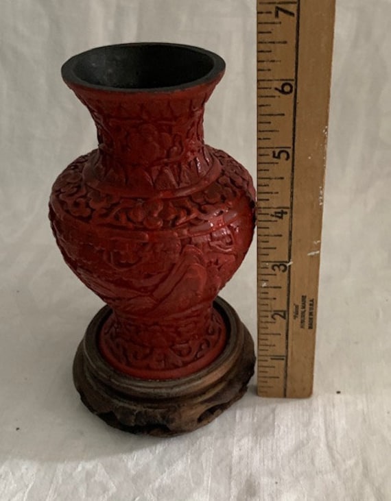 中国の本物の手工芸品、赤い朱色の彫刻が施された漆器の花瓶、蓮の花の