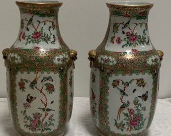 A Pair of Chinese Antique  Rose Medallion Porcelain  Famille Rose Covered Baluster Porcelain Vase, 19th C