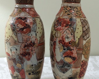 Een paar 19e eeuwse Japanse Satsuma vazen versierde figuren 9"