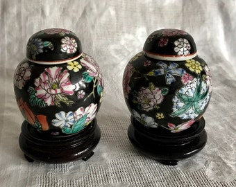 Un paio di Vintage Cinese Famille Floral Noir Ginger Jar Vaso Lidded con Supporti in Legno Duro