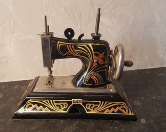 Casige tin toy sewing machine Germany 1015