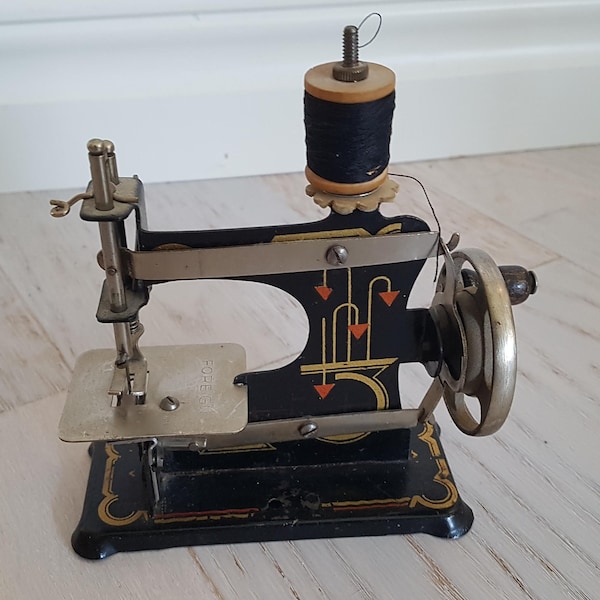 Casige tin toy sewing machine Germany