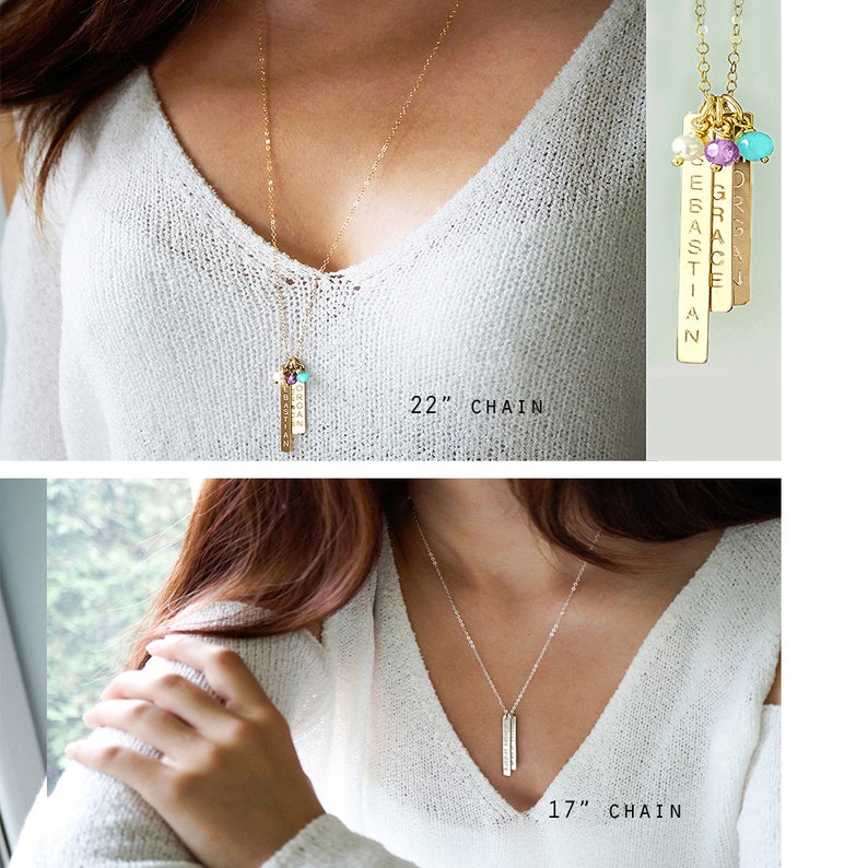 Op de afbeelding: Twee gouden kettingen met gepersonaliseerde naamschildjes. De bovenste ketting heeft vier naamschildjes met gekleurde kralen en is 56 cm lang. De onderste ketting heeft twee naamschildjes en is 43 cm lang.