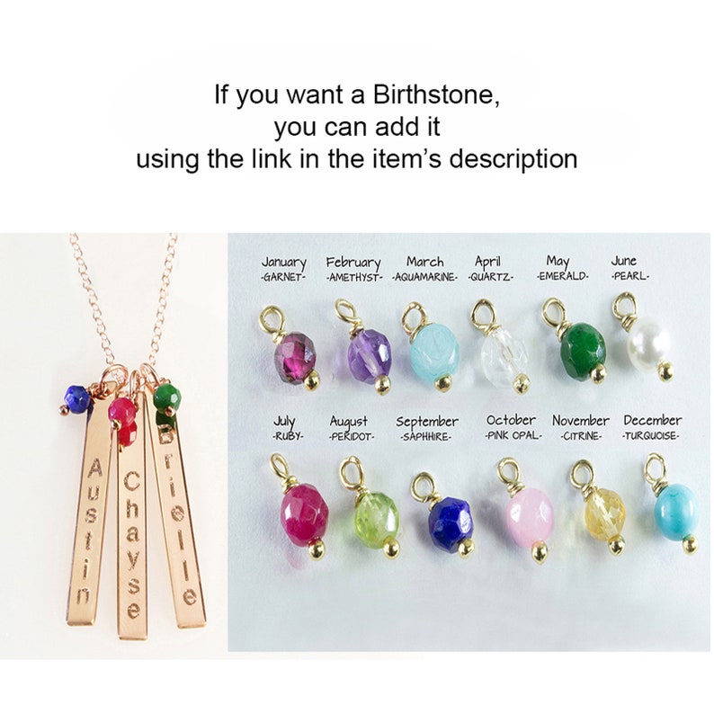Op de afbeelding: Een gouden ketting met drie gepersonaliseerde naambordjes met de tekst "Austin", "Chayse" en "Brielle". De ketting heeft ook drie geboortesteenbedels. De afbeelding toont een tabel met geboortesteenen voor elke maand van het jaar.