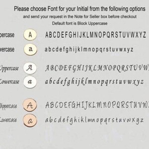 Może przedstawiać: Białe tło z sześcioma opcjami czcionki dla inicjału. Opcje to Block Uppercase, Block Lowercase, Cursive Uppercase, Cursive Lowercase, Angelina Uppercase i Angelina Lowercase. Każda opcja pokazuje wielką i małą literę "A" oraz pełny alfabet w tej czcionce.