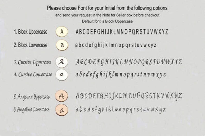 Może przedstawiać: Białe tło z sześcioma opcjami czcionki dla inicjału. Opcje to Block Uppercase, Block Lowercase, Cursive Uppercase, Cursive Lowercase, Angelina Uppercase i Angelina Lowercase. Każda opcja pokazuje wielką i małą literę "A" oraz pełny alfabet w tej czcionce.
