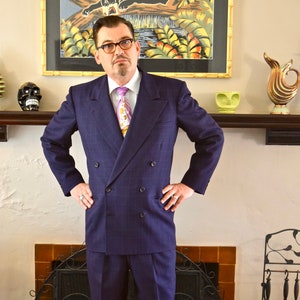 Spectaculaire jaren 1940 Navy Wool Windowpane Check Double Breasted Suit.  Sz 44. 38&quot; taille