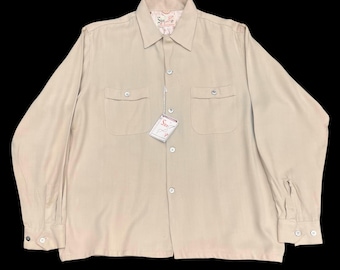 Camisa deportiva con cuello de lazo en gabardina de rayón beige de los años 50, de Sire M, en stock.