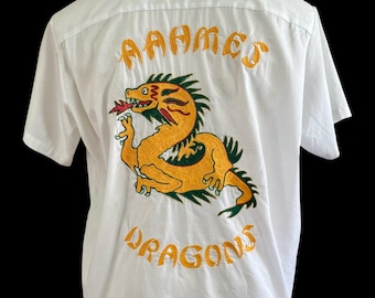 Vit 1970-tals Hilton Aahmes Dragons broderad Shriner bowlingskjorta med kedjesöm, L