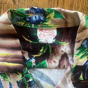 1950s Rayon Scenic Outrigger And Hibiscus Print Hawaiian / Aloha Shirt By Pali Medium image 4