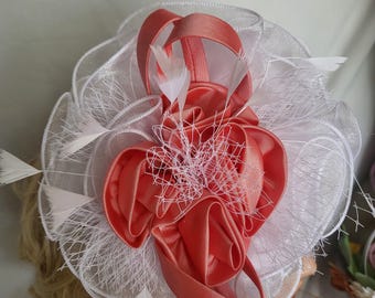 Tocado blanco con detalles en coral