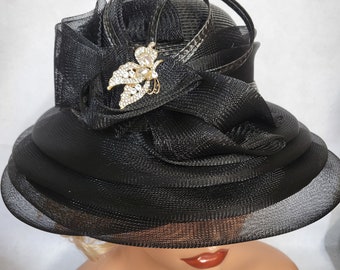 atemberaubender schwarzer Lampenschirm-Stil Hut, geschmückt mit schimmernden Diamant und Gold Schmetterling Akzente