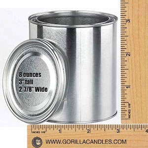 Peut inclure: Une bo&icirc;te en m&eacute;tal argent&eacute;e avec un couvercle, mesurant 8 onces, 3 pouces de haut et 2 7/8 pouces de large. La bo&icirc;te est &eacute;tiquet&eacute;e avec le texte "8 ounces 3" tall 2 7/8" Wide".