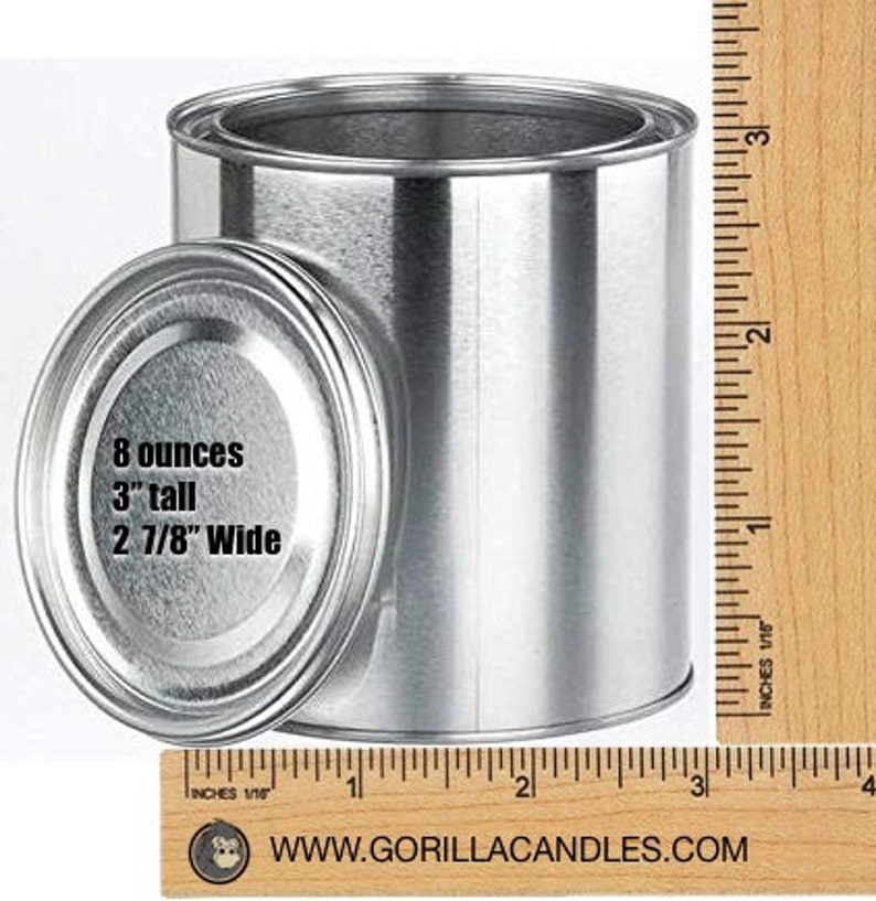 Peut inclure: Une bo&icirc;te en m&eacute;tal argent&eacute;e avec un couvercle, mesurant 8 onces, 3 pouces de haut et 2 7/8 pouces de large. La bo&icirc;te est &eacute;tiquet&eacute;e avec le texte "8 ounces 3" tall 2 7/8" Wide".