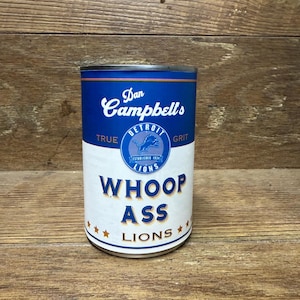 Detroit Lions Dan Campbells burk med Whoop Ass. Nedladdningsbar utskrivbar etikett för matburkar.