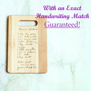 Pode incluir: Uma t&aacute;bua de cortar de madeira com uma al&ccedil;a, com uma receita manuscrita de p&atilde;o de banana e nozes. O texto "With an Exact Handwriting Match Guaranteed!" &eacute; exibido acima da receita. A t&aacute;bua &eacute; marrom claro com um detalhe em madeira mais clara.