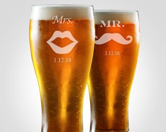 Gravur Pilsner Glas Hochzeit, Tasse Bier, personalisierte Biergläser zur Hochzeit, personalisierte Hochzeitsgeschenke, Hochzeitsgläser personalisiert