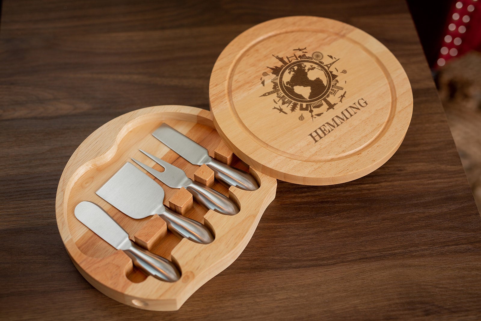 Persönliches Käsebrett-Set Mit Herz-Design – Aus Bambus, Inklusive Käsemessern, Perfekt Als Geschenk Für Einweihung, Hochzeit Oder Weihnachten
