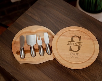 Tábua de queijos, presente personalizado, casal de presente de noivado, tábua de queijos personalizada, conjunto de facas de queijo, tábua de queijos personalizada, conjunto de tábua de queijos