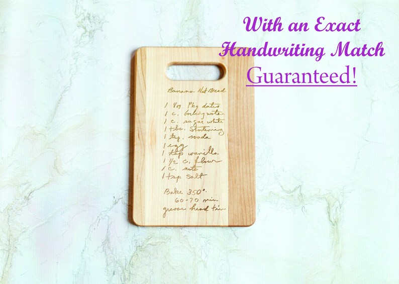 Pode incluir: Uma t&aacute;bua de cortar de madeira com uma al&ccedil;a, com uma receita manuscrita de p&atilde;o de banana e nozes. O texto "With an Exact Handwriting Match Guaranteed!" &eacute; exibido acima da receita. A t&aacute;bua &eacute; marrom claro com um detalhe em madeira mais clara.