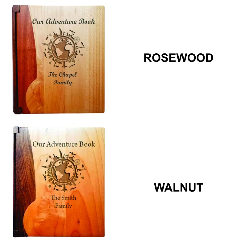 K&ouml;nnte beinhalten: H&ouml;lzerne Abenteuerb&uuml;cher mit graviertem Weltkarten-Design. Das obere Buch ist aus Rosenholz und das untere Buch aus Walnussholz. Jedes Buch tr&auml;gt den Text "Our Adventure Book" und einen Familiennamen.
