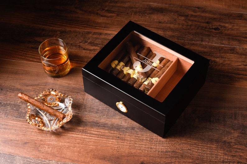 Gravur Humidor, ZigarrenFeuerzeug, Zigarrenfeuerzeug, Personalisierter Zigarren Humidor, Personalisierter Aschenbecher, Benutzerdefiniertes Humidor Geschenkset für Ihn, Zigarrenbox leer, Schwarz Bild 6