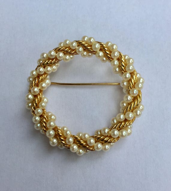 14 KT Yellow Gold and Pearl Wreath Brooch