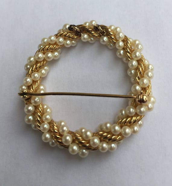 14 KT Yellow Gold and Pearl Wreath Brooch - image 2