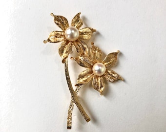 Sweet Flower Pin In 14k Gold with Cultured Pearls