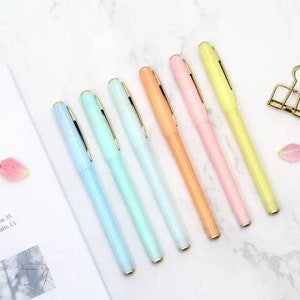 Feutres fins à encre noire : 0,5 mm, joli stylo minimaliste pastel à pointe fine. Esthétique des fournitures de bureau et scolaires. Stylo pour agenda. Cadeau