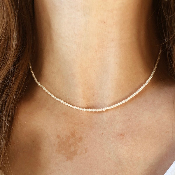 Collar de pequeñas perlas de agua dulce con relleno de oro de 14 k o cierre de plata de ley