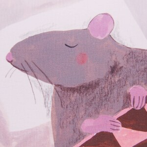 Pu&ograve; includere: Un topo grigio con orecchie e zampe rosa dorme su una coperta a quadri rosa e marrone.