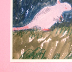 Puede incluir: Una pintura de acuarela de una rata blanca con orejas rosadas y una cola rosada sentada en una colina verde cubierta de hierba. La rata mira hacia la derecha de la imagen. El fondo es azul oscuro.