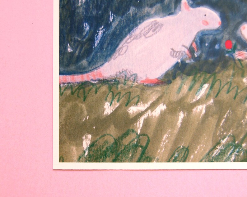 Puede incluir: Una pintura de acuarela de una rata blanca con orejas rosadas y una cola rosada sentada en una colina verde cubierta de hierba. La rata mira hacia la derecha de la imagen. El fondo es azul oscuro.