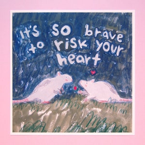 Puede incluir: Una pintura de acuarela de dos ratas blancas con el texto "It's so brave to risk your heart" sobre un fondo azul.