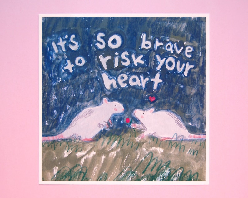 Puede incluir: Una pintura de acuarela de dos ratas blancas con el texto "It's so brave to risk your heart" sobre un fondo azul.