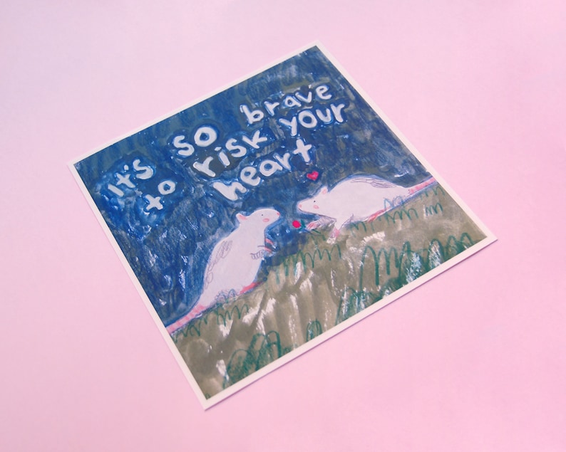 Puede incluir: Una ilustraci&oacute;n azul y blanca de dos ratas blancas con el texto "It's so brave to risk your heart" sobre un fondo azul.
