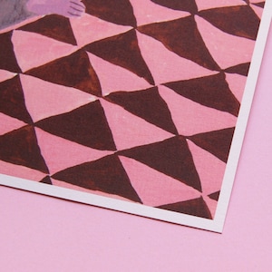 Pu&ograve; includere: Primo piano di un motivo geometrico rosa e marrone stampato su un pezzo di carta. Il motivo &egrave; composto da triangoli ripetuti.