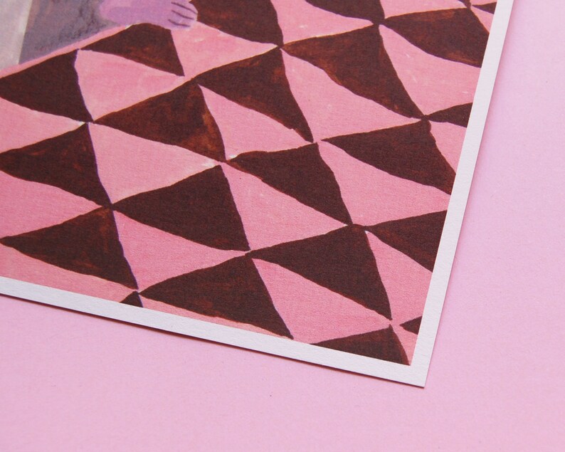 Pu&ograve; includere: Primo piano di un motivo geometrico rosa e marrone stampato su un pezzo di carta. Il motivo &egrave; composto da triangoli ripetuti.