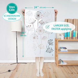 K&ouml;nnte beinhalten: Eine gro&szlig;e Schablone mit skandinavischem Design mit pusteblumenartigen Blumenmustern. Die Schablone ist 61 cm breit und 98 cm hoch. Der Text auf der Schablone lautet "LARGER SIZE, FASTER applying".