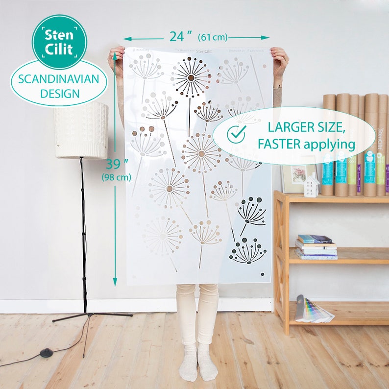K&ouml;nnte beinhalten: Eine gro&szlig;e Schablone mit skandinavischem Design mit pusteblumenartigen Blumenmustern. Die Schablone ist 61 cm breit und 98 cm hoch. Der Text auf der Schablone lautet "LARGER SIZE, FASTER applying".