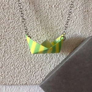 Collana con barchetta in origami