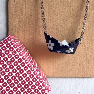 Collana con barchetta in origami