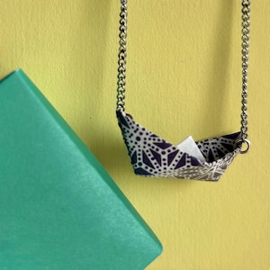 Collana con barchetta in origami