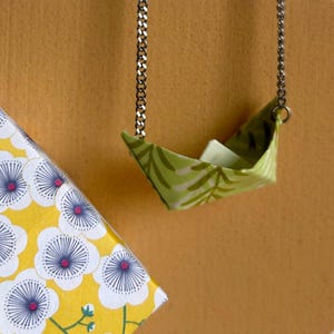 Collana con barchetta in origami