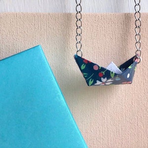 Collana con barchetta in origami