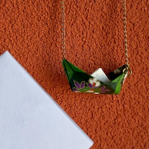 Collana con barchetta in origami