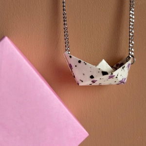 Collana con barchetta in origami