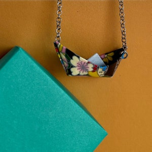 Collana con barchetta in origami
