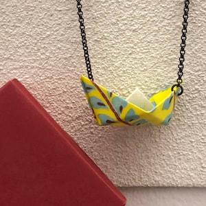 Collana con barchetta in origami